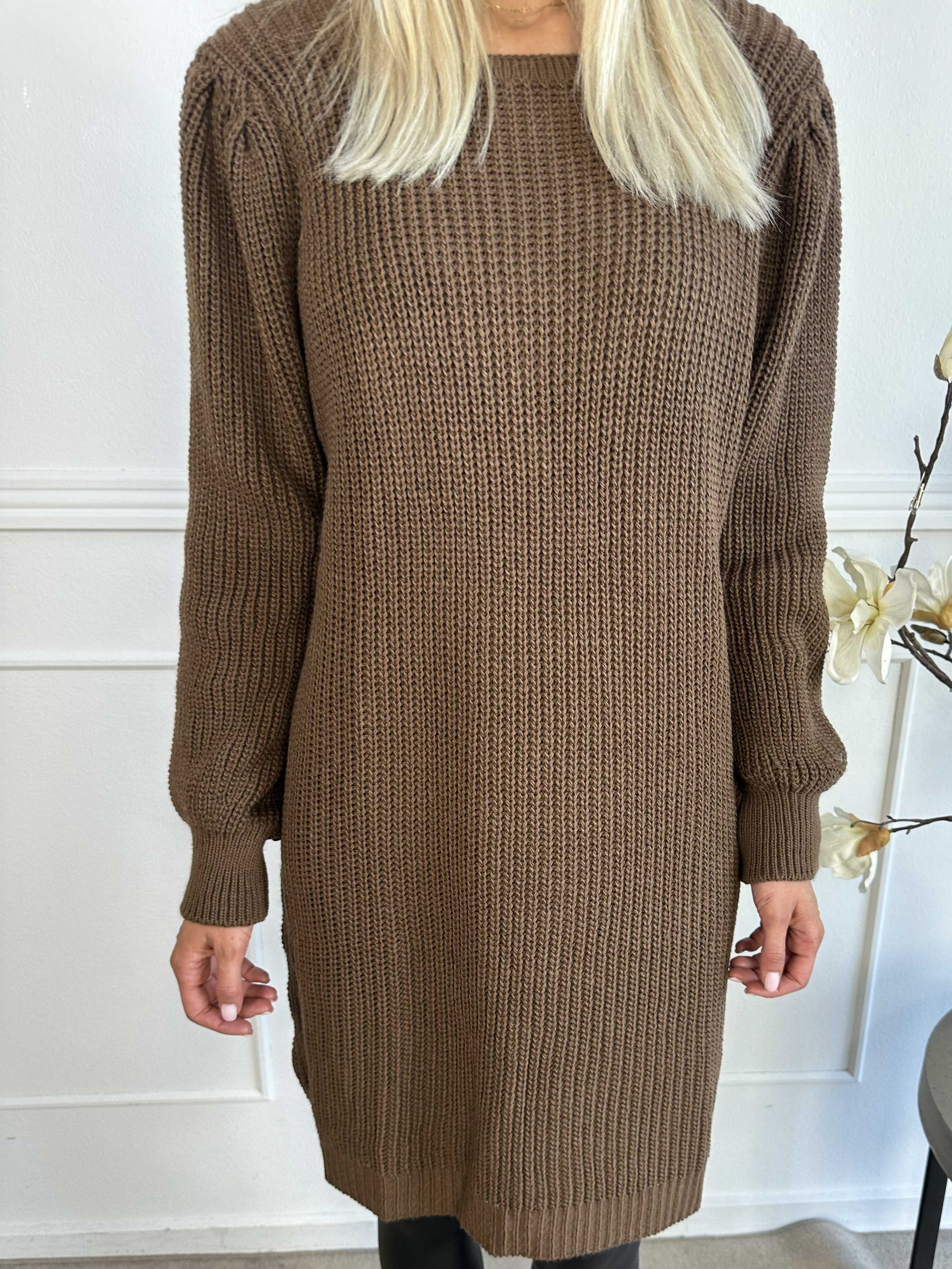 Dajana - Söt stickad klänning med ballongärmar